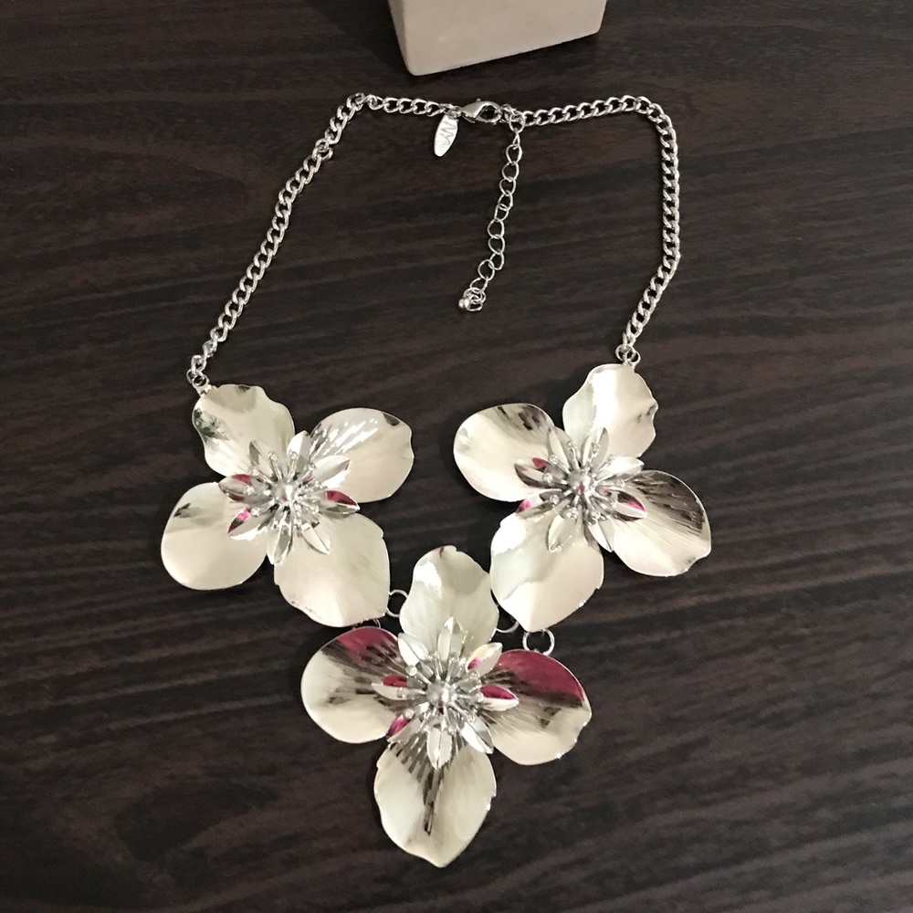 NWOT New York & Company Silver floral neck…